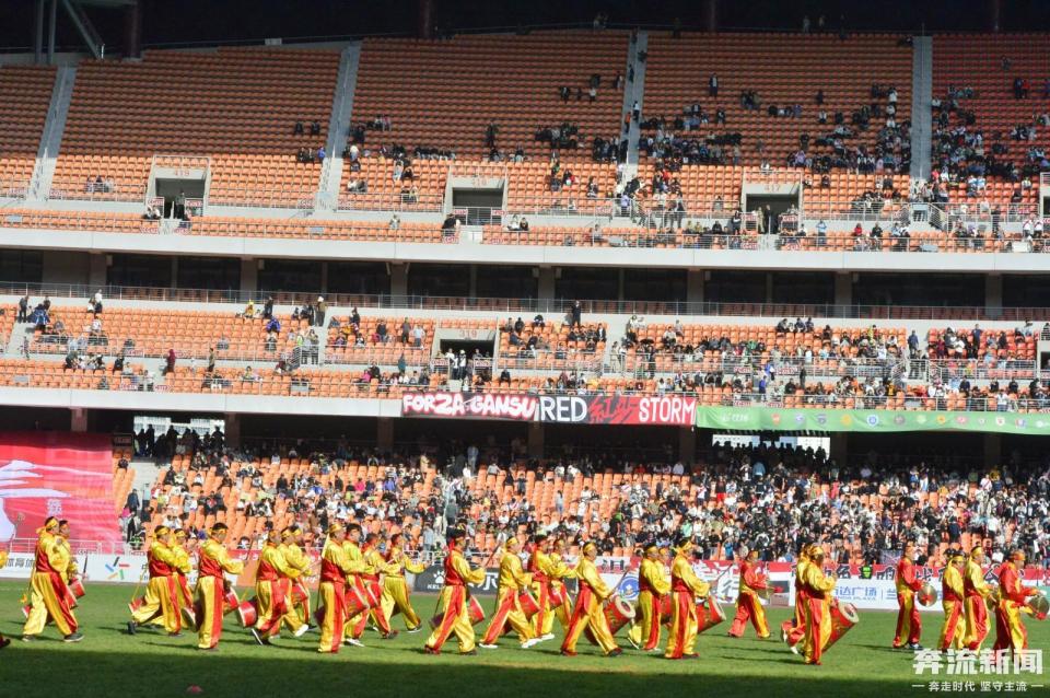 每场表演时, 心体育场人, 双重突围 每场表演时, 心体育场人, 双重突围